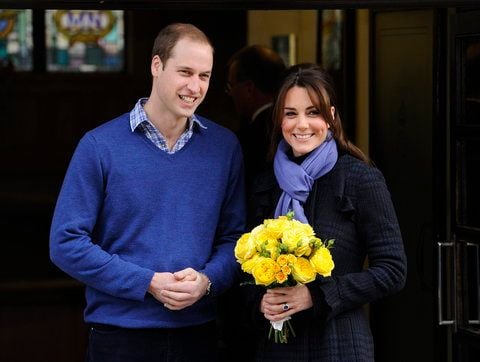 Prinz William und seine schwangere Frau Kate verlassen am6. Dezember 2012 in London das Krankenhaus. (ARCHIVFOTO: DPA)