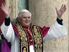 Joseph Ratzinger, der neue Papst Benedikt XVI., erteilt von derLoggia des Petersdomes aus den Segen Urbi et Orbi (Der Stadt und dem Erdkreis), womit er die Menschen in aller Welt segnete. «Ich bin nur ein einfacher demütiger Arbeiter im Weinberg des Herrn», sagte er vor der begeisterten Menschenmenge auf dem Petersplatz. (Foto: dpa)