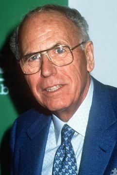 Der Schriftsteller Arthur Hailey (u.a. «Airport»), aufgenommen 1990 (Archivfoto). Hailey ist im Alter von 84 Jahren auf den Bahamas gestorben. (Foto: dpa)
