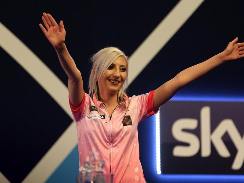 Fallon Sherrock startet am 25. Januar bei der Ostsee Darts Gala in Kiel. Foto: Steven Paston/PA Wire/Archivbild