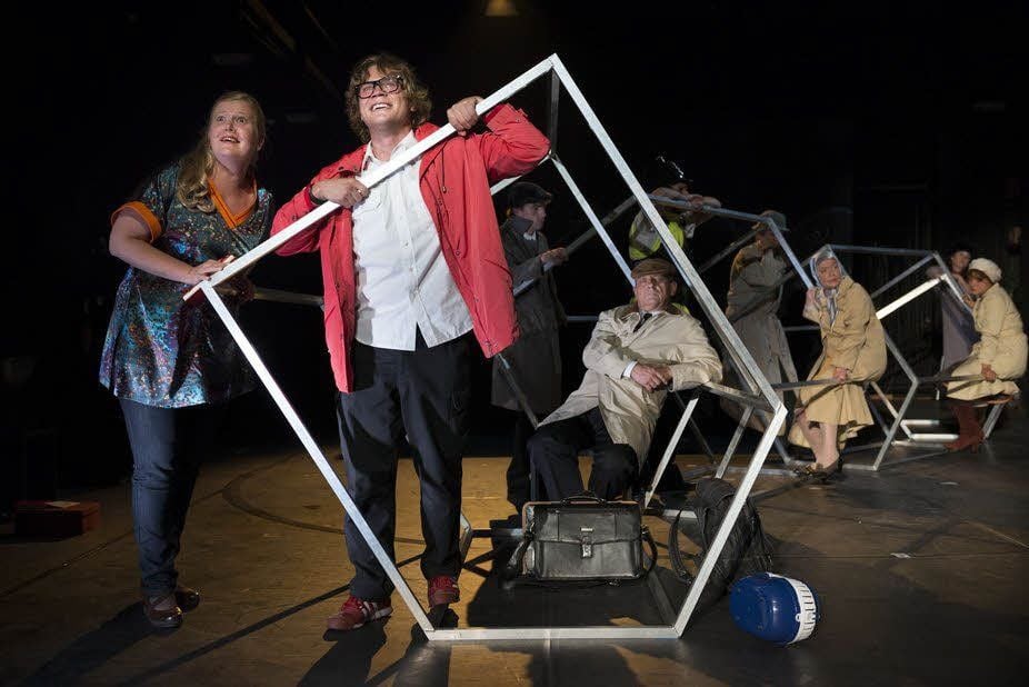 Shioban (Natascha Mamier) hilft Christopher (Justus Verdenhalven) dabei, die Mutprobe des Zugfahrens zu bestehen.