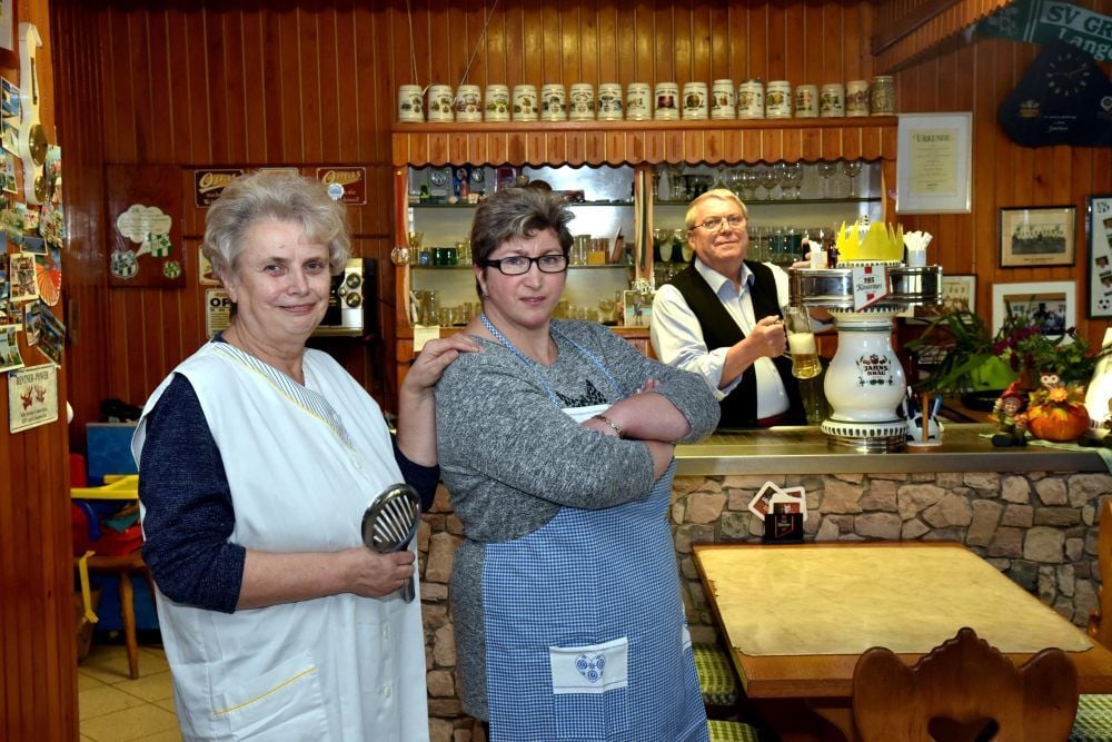 Küchenchefin Ingrid Peter (l.) und ihr Mann Klaus führen das Gasthaus Lorbeer zusammen mit Tochter Kerstin (Mitte).