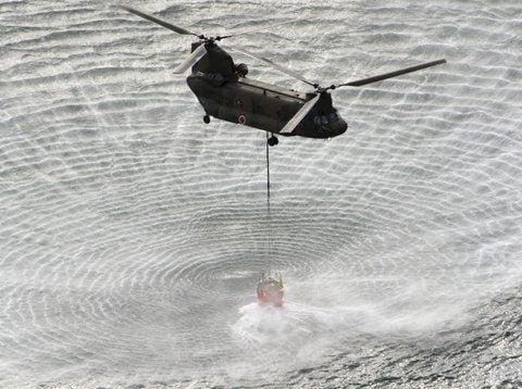 Ein japanischer Militärhubschrauber nimmt Wasser auf. (FOTO: DAPD)