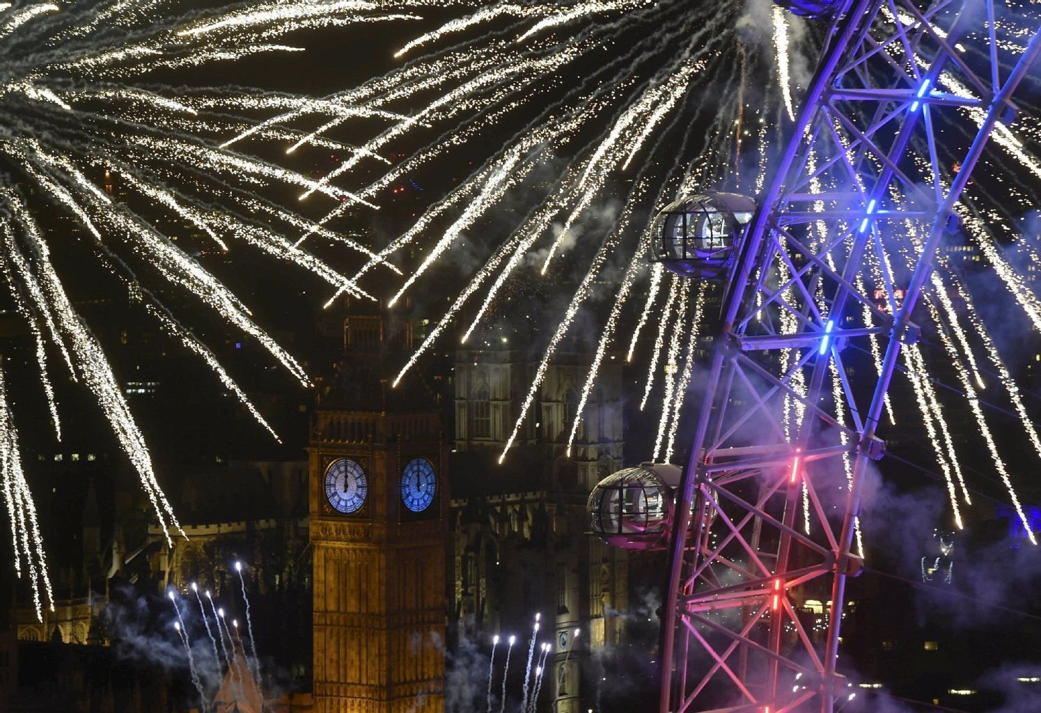 Mit einem Feuerwerk über Big Ben feiert London ins neue Jahr.