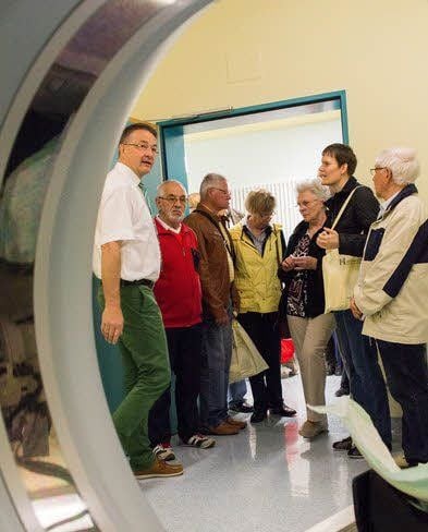 Am CT-Gerät in der Radiologie.