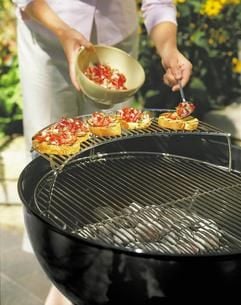 Bei Holzkohle-Grills kann erst gegrillt werden, wenn die Kohle mit einer weißen Ascheschicht, überzogen ist - auf keinen Fall sollten mit Brennspiritus oder Benzin Beschleunigungsversuche unternommen werden. (Foto: dpa)