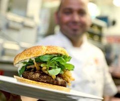 Der wohl teuerste Burger der Welt wird in London verkauft und kostet 120 Euro. (Foto: dpa)