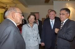 Der Literaturkritiker Marcel Reich-Ranicki (l), Bundespräsident Horst Köhler (2.v.r.) und seine Frau Eva Köhler hören am Samstag (13.08.2005) während eines Rundgangs durch die Thomas Mann-Ausstellung im Buddenbrookhaus in Lübeck dem Leiter der Kulturstiftung Lübeck, Hans Wißkirchen (r), zu. Anlässlich eines Festakts zum 50. Todestags von Thomas Mann und zur Feier von Reich-Ranickis 85. Geburtstag kam der Bundespräsident in die Hansestadt. (Foto: dpa)