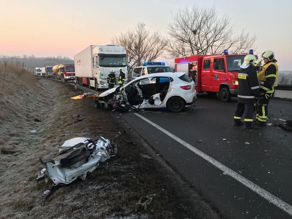 Auf der B180 hat es am Mittwochmorgen einen schweren Unfall gegeben.