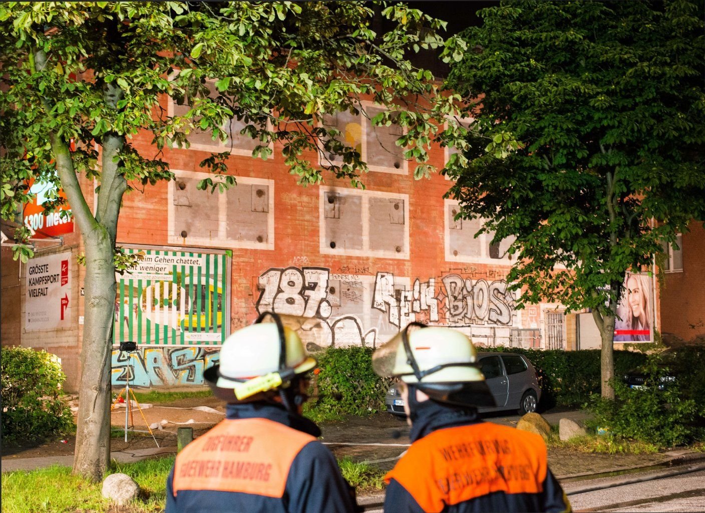 Zum zweiten Mal binnen weniger Tage muss die Feuerwehr in Hamburg einen Brand in einem Bunker aus dem Zweiten Weltkrieg löschen.