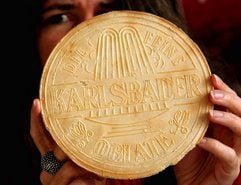 Eine Frau hält eine Karlsbader Oblate der Firma Wetzel Oblaten- und Waffelfabrik GmbH in der Hand. (Foto: ddp)