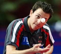 Timo Boll beim Aufschlag während der Tischtennis-WM im Mai 2003 (Archivfoto: dpa)