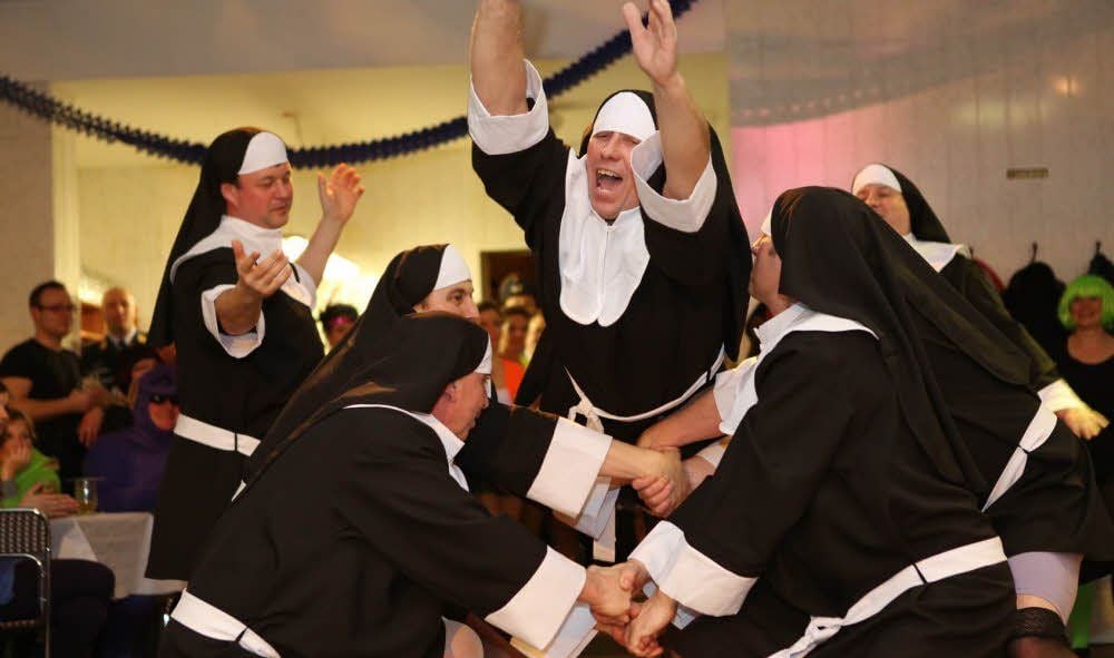 Das Männerballett erntete für seine Darbietung von „Sister Act“ viel Beifall. Hier hebt Fernando Nindelt ab.