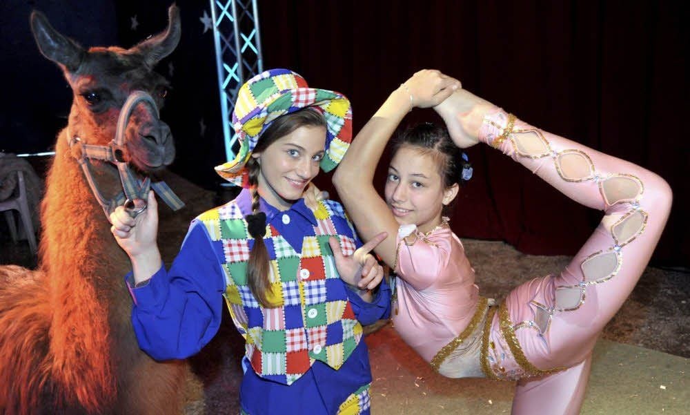 Viviane Lauenburger und Schwester Kimberly (rechts) gehören zu den Schaustellern des Circus Baroness.