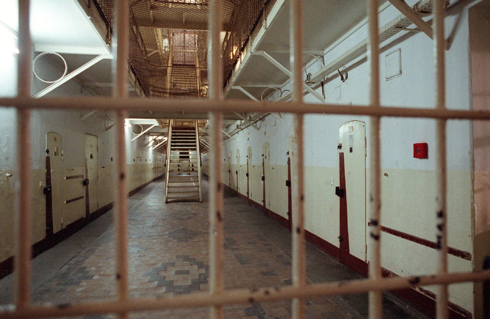 Blick in das 1886 erbaute Zellenhaus der Haftanstalt Waldheim (Sachsen) aufgenommen am 10.11.1992.