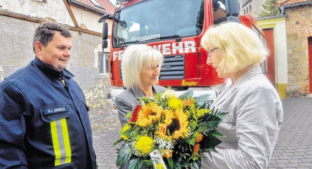 Einer der schönsten Momente für Froses Bürgermeisterin Christiane Kleist (Mitte) war, als das Froser Feuerwehrauto einst ihren Namen bekam. Dort wird sie nun von Feuerwehrmann Hans-Joachim Arnold und Seeland-Bürgermeisterin Heidrun Meyer verabschiedet.