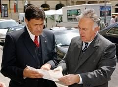 Der Präsident der Magdeburger Industrie- und Handelskammer (IHK), Klaus Hieckmann (l.), unterhält sich am 30. Mai 2002 in Magdeburg mit dem Ministerpräsidenten Sachsen-Anhalts, Wolfgang Böhmer (CDU). (Foto: ddp)