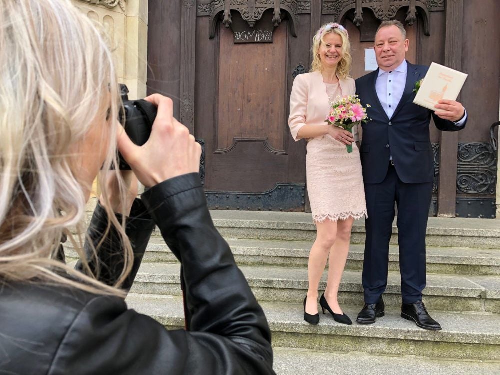 Annett und Olaf Schneider haben sich am Freitag das Ja-Wort gegeben. Bei der feierlichen Zeremonie fehlte aber die Familie.