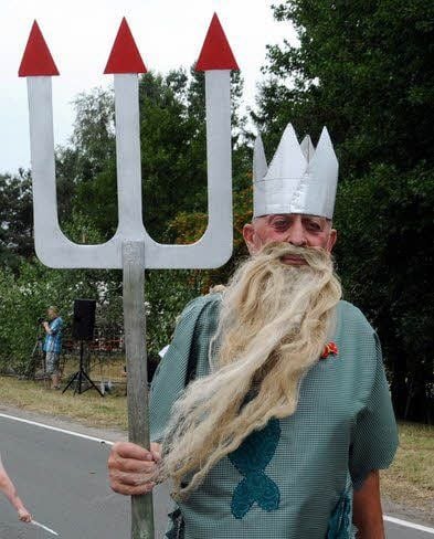 Meeresgott Neptun alias Dieter Ziehe nebst zweier Nixen gehörten zum farbenfrohen Bild des Festzugs am Sonnabendnachmittag.