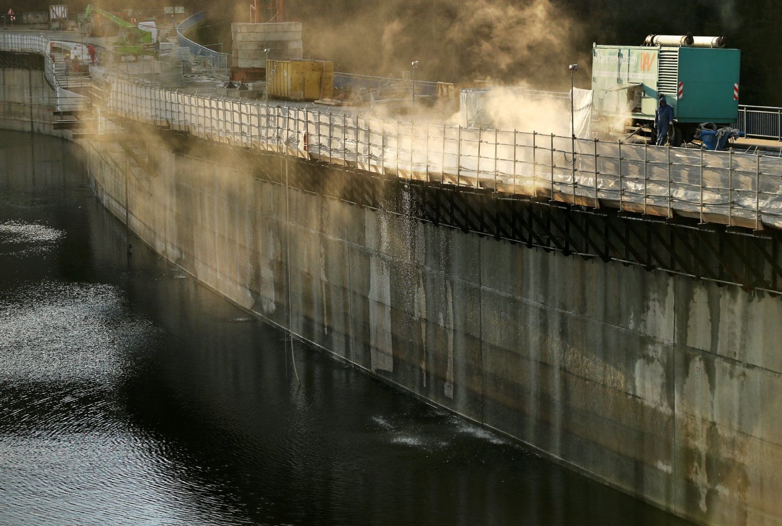 Die Staumauer der Talsperre Pöhl.