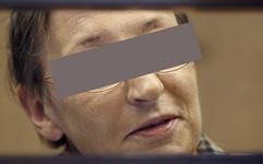 Die Angeklagte Irene B. sitzt am Mittwoch im Berliner Landgericht. Die Staatsanwaltschaft wirft der 54-jährigen ehemaligen Krankenschwester der Berliner Charite sechsfachen Mord, sowie Mordversuch in zwei Fällen vor. (Foto: dpa)