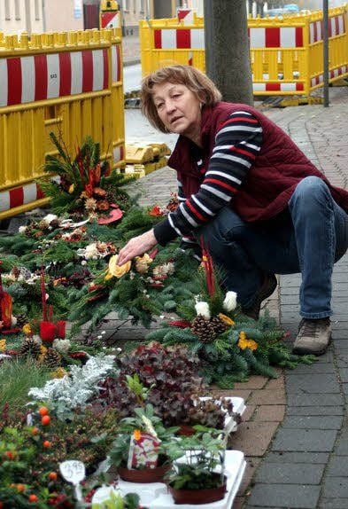 Liane Grafe, Inhaberin des Blumengeschäfts, stellt ihre Gestecke derzeit quasi auf der Baustelle aus.