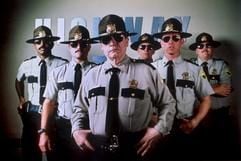 Die " Super Trooper" der Highway Police (US-Comedy-Team "Broken Lizard") posieren in einer Szene aus dem neuen Kinofilm "Super Troopers - Die Superbullen". Wo die Chaos-Cops auftauchen, werden harmlose Verkehrssünder gejagt - die restliche Dienstzeit geht mit Karten spielen und ähnlichen Aktivitäten drauf (Foto: dpa)