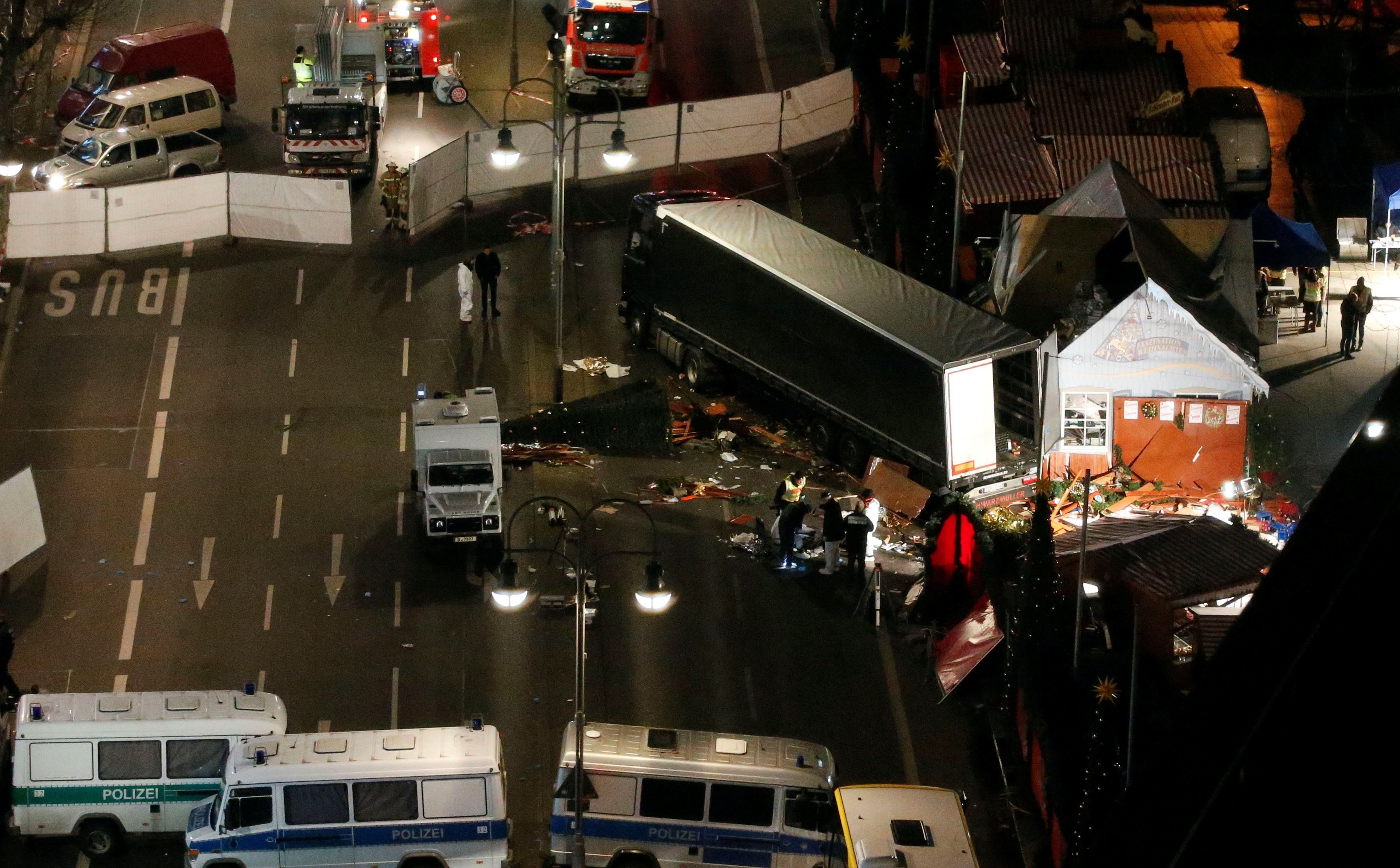 Der Ort, an dem der Lkw nach seiner Fahrt über den Weihnachtsmarkt am Breitscheidplatz in Berlin zum Stehen gekommen ist.
