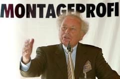 Der Vorsitzende des Beirats der Würth-Gruppe, Reinhold Würth, aufgenommen in Künzelsau (Archivfoto vom 14.05.2002). Er hat eine kleine schwäbische Schraubenhandlung im Hohenlohischen Künzelsau zum Weltmarktführer gemacht - Reinhold Würth wird am 20. April 70 Jahre alt. Schon mit 14 Jahren trat er beim Vater in die Lehre. Gerade mal zwei Mitarbeiter, Vater und Mutter, hatte die Schraubenhandlung. Heute ist Würth ein weltweit tätiger Handelskonzern in 80 Ländern, macht einen Umsatz von 6,2 Milliarden Euro und beschäftigt weltweit über 47.000 Mitarbeiter. (Foto: dpa)