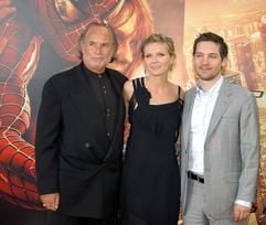 Der Produzent Avi Arad, die Schauspielerin Kirsten Dunst und der Schauspieler Tobey Maguire (alle aus den USA) kommen am 6. Juli 2004 in Berlin zur Europapremiere des Films «Spider-Man 2» über den roten Teppich im Sonycenter am Potsdamer Platz. (Foto: dpa)