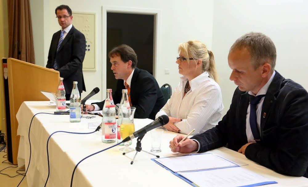 Die drei Bürgermeisterkandidaten stehen in der von Torsten vom Schloß (links) moderierten Veranstaltung Rede und Antwort: Frank Brettschneider (rechts), Ines Kluge und Michael Jahn.
