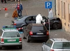 Bei einer Schießerei in der Innenstadt von Rudolstadt in Thüringen sind am Dienstagnachmittag (05.04.2005) zwei Menschen getötet worden. (Foto: dpa)