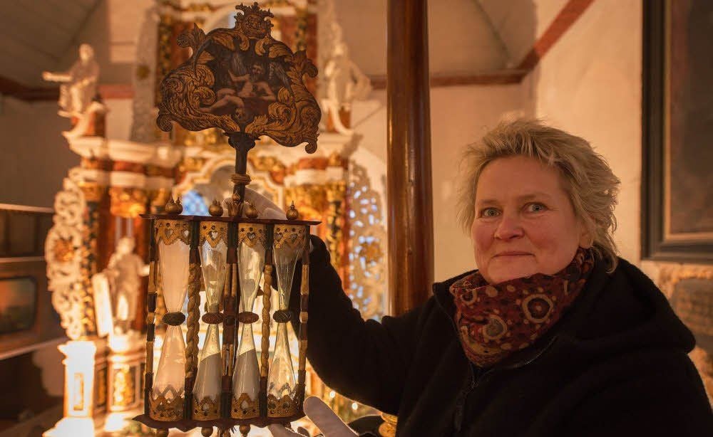 Restauratorin Heike Glaß freut sich, dass mit der Rückkehr der Predigtuhr die Kanzel nun wieder komplett ist.