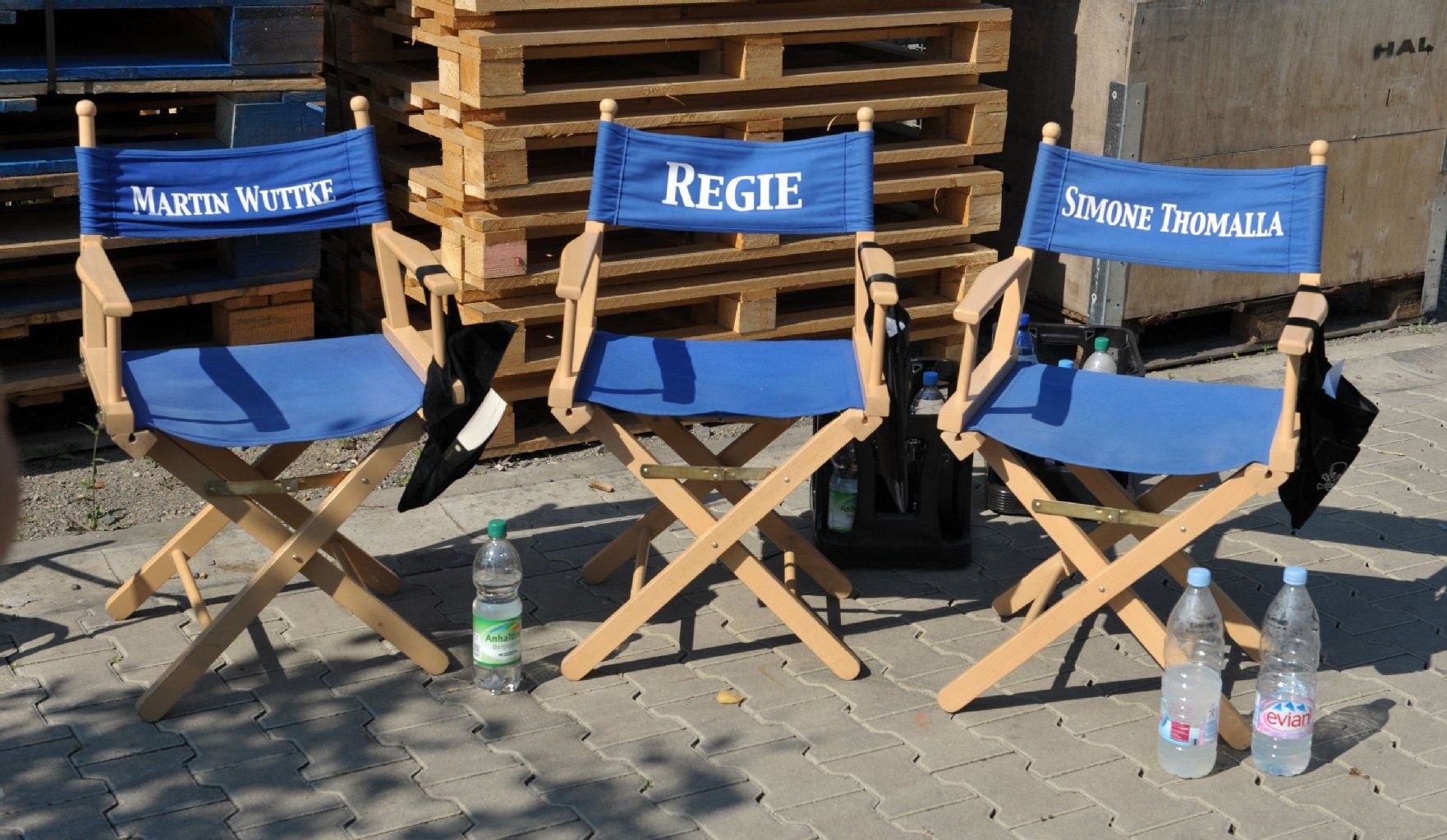 Die Set-Stühle des Leipziger «Tatort»-Ermittler-Teams stehen während des Drehs zum vierten Fall unter dem Arbeitstitel «Schwarzer Peter» in einer Aluminiumgießerei in Leipzig.
