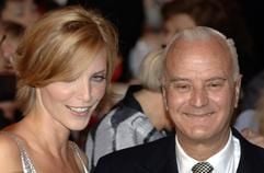 Der wohl berühmteste Schuhdesigner Manolo Blahnik und Model Nadja Auermann, die eine von vielen Kundinnen des Wahl-Londoners ist, während der Eröffnungs-Veranstaltung der Ausstellung «Schuhe - Shoes - Chaussures» im Forum Kultur & Wirtschaft in Düsseldorf. (Foto: dpa)