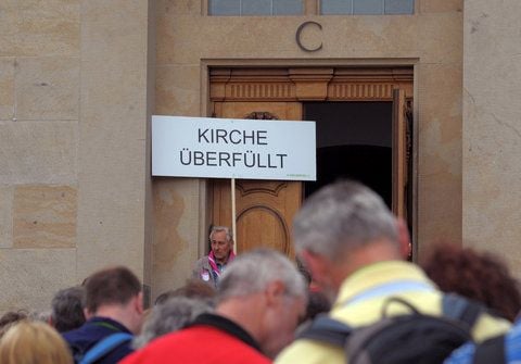 Schilder mit der Aufschrift «Kirche überfüllt» halten in Dresden Kirchentagshelfer vor der Frauenkirche. (FOTO: DPA)