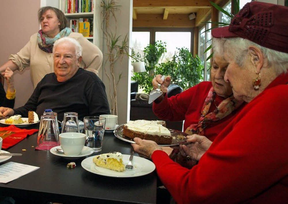 „Kaffeeklatsch“ in Wittenberg - wie hier im Dezember vergangenen Jahres - kommt bei Touristen von den Kreuzfahrtschiffen gut an. Jetzt werden weitere Gastgeber gesucht, die ihre Wohnungstüren gern öffnen.
