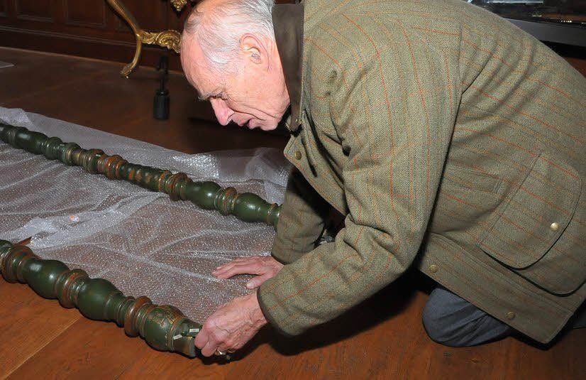Jost Christian zu Stolberg-Stolberg gibt mit privaten Stücken - hier beim Aufbau einer Wildwaage - einen Einblick in das frühere Leben im Stolberger Schloss, in dem sich seine Eltern 1933 das Jawort gaben.