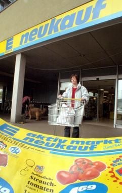 Eine Kundin verlässt am 21.5.2003 eine Edeka-Filiale in Hamburg (Archivfoto). Die Edeka Gruppe mit Sitz in Hamburg will nach einem Bericht des «Flensburger Tageblatts» die Spar Handels AG (Schenefeld) übernehmen. (Foto: dpa)
