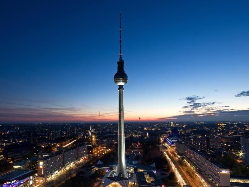 Der Fernsehturm am Rande der Nacht - aufgenommen vom Hotel „Park Inn“ einem weiteren Gebäude, auf dem Besucher hoch hinaus kommen.
