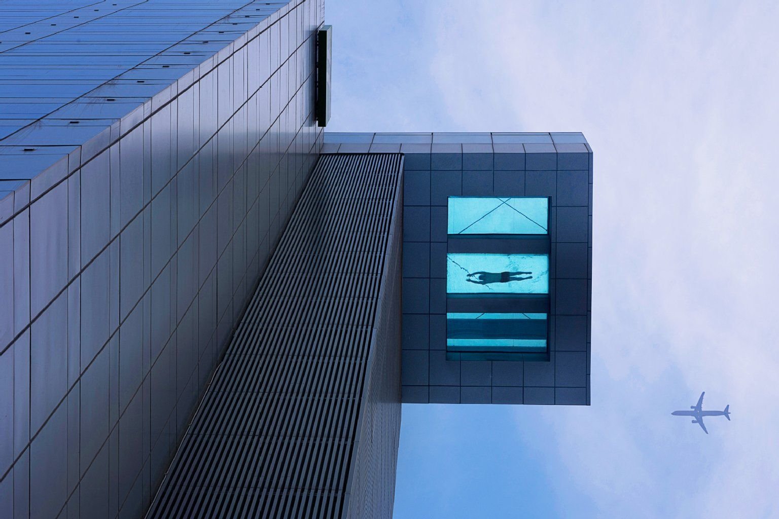 Der gläserne Beckenboden im Hotelpool des Holiday Inn Pudong Kangqiao in Schanghai bietet Schwimmern freie Sicht aus der 24. Etage.