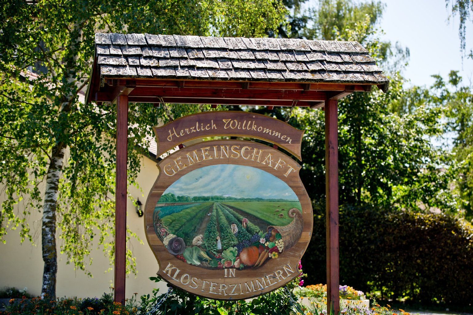 Blick auf ein Holzschild, das den Besucher in Klosterzimmern bei Deiningen (Bayern) im Nördlinger Ries begrüßt. Dort lebt die Glaubensgemeinschaft der «Zwölf Stämme».