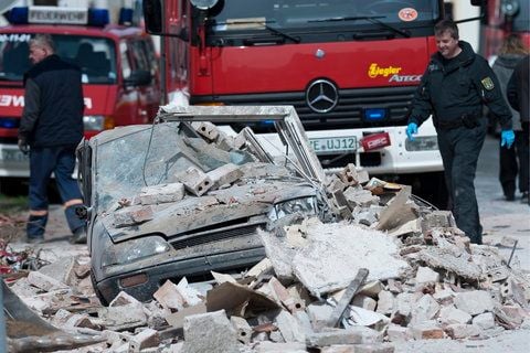 Ein zerstörtes Auto steht am 16. April in Zerbst in den Trümmern eines explodierten Wohnhauses. (FOTO: DAPD)