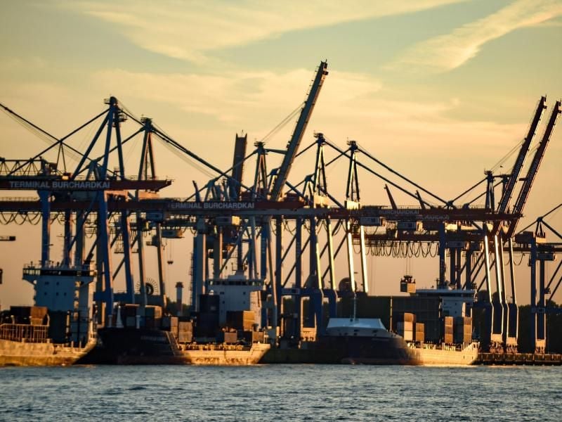 Containerschiffe werden im Hamburger Hafen abgefertigt. Der Verband Deutscher Reeder (VDR) informierte auf der Jahres-Pressekonferenz über das abgelaufene Geschäftsjahr. Foto: Axel Heimken/dpa