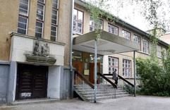 Ein Mann geht in Berlin-Zehlendorf die Treppe der Leistikow-Hauptschule herunter. (Foto: dpa)
