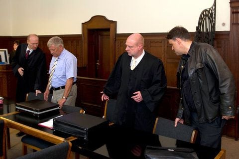 Ex-NPD-Vorsitzender Udo Voigt (2.v.l.), sein Anwalt Carsten Schrank (l.), NPD-Funktionär Uwe Meenen (r.) und dessen Anwalt Wolfram Narat stehen im Kriminalgericht Moabit in Berlin. (FOTO: DPA)
