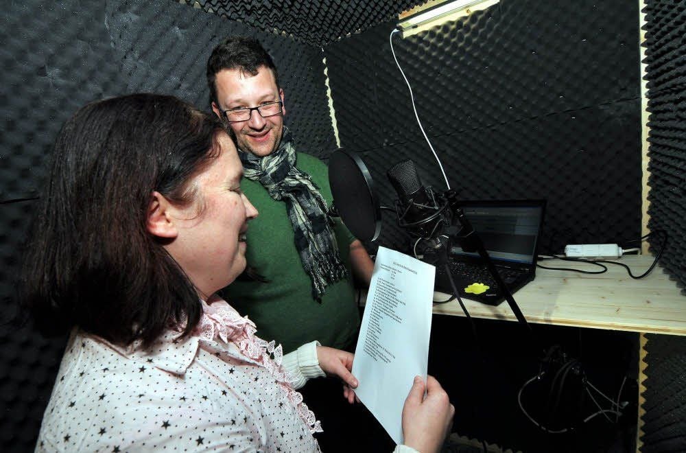 Ingo Götze erklärt Projektteilnehmerin Sindy Gläser, wie das Einsprechen in der schalldichten Kabine funktioniert.