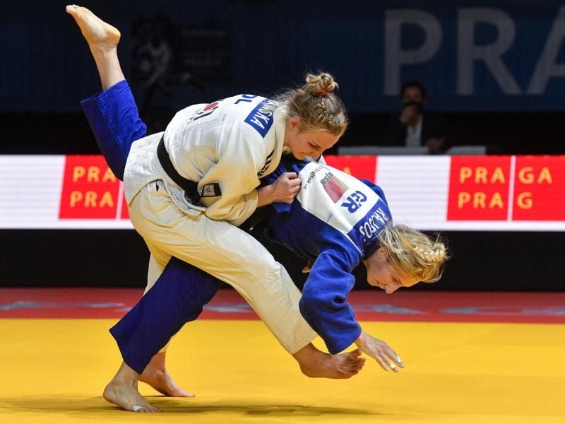 Martyna Trajdos (blau) im Kampf gegen Anelika Szymanska aus Polen. Foto: Vít imánek/CTK/dpa