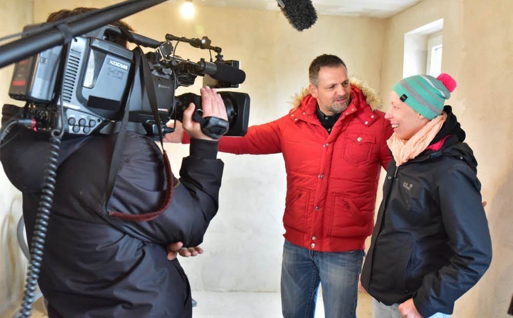 Alexander Walzer macht Andrea Bendrick vor der Kamera von solis TV Mut, dass sich bald ihr Traum vom eigenen Heim verwirklichen könnte.