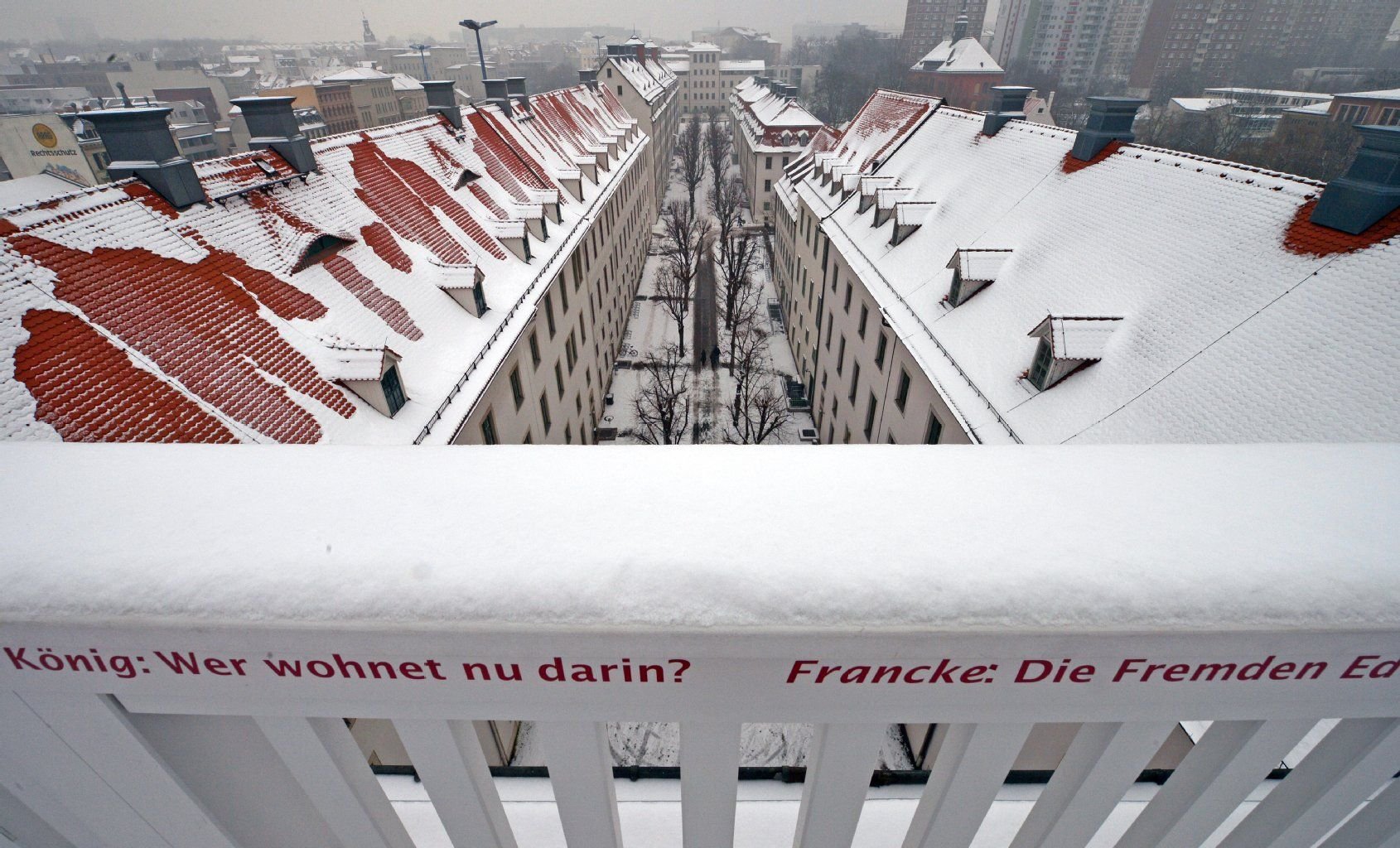 Schnee bedeckt die Dächer der Franckeschen Stiftungen in Halle.